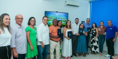 05 decretos de aposentadoria entregues a servidores.